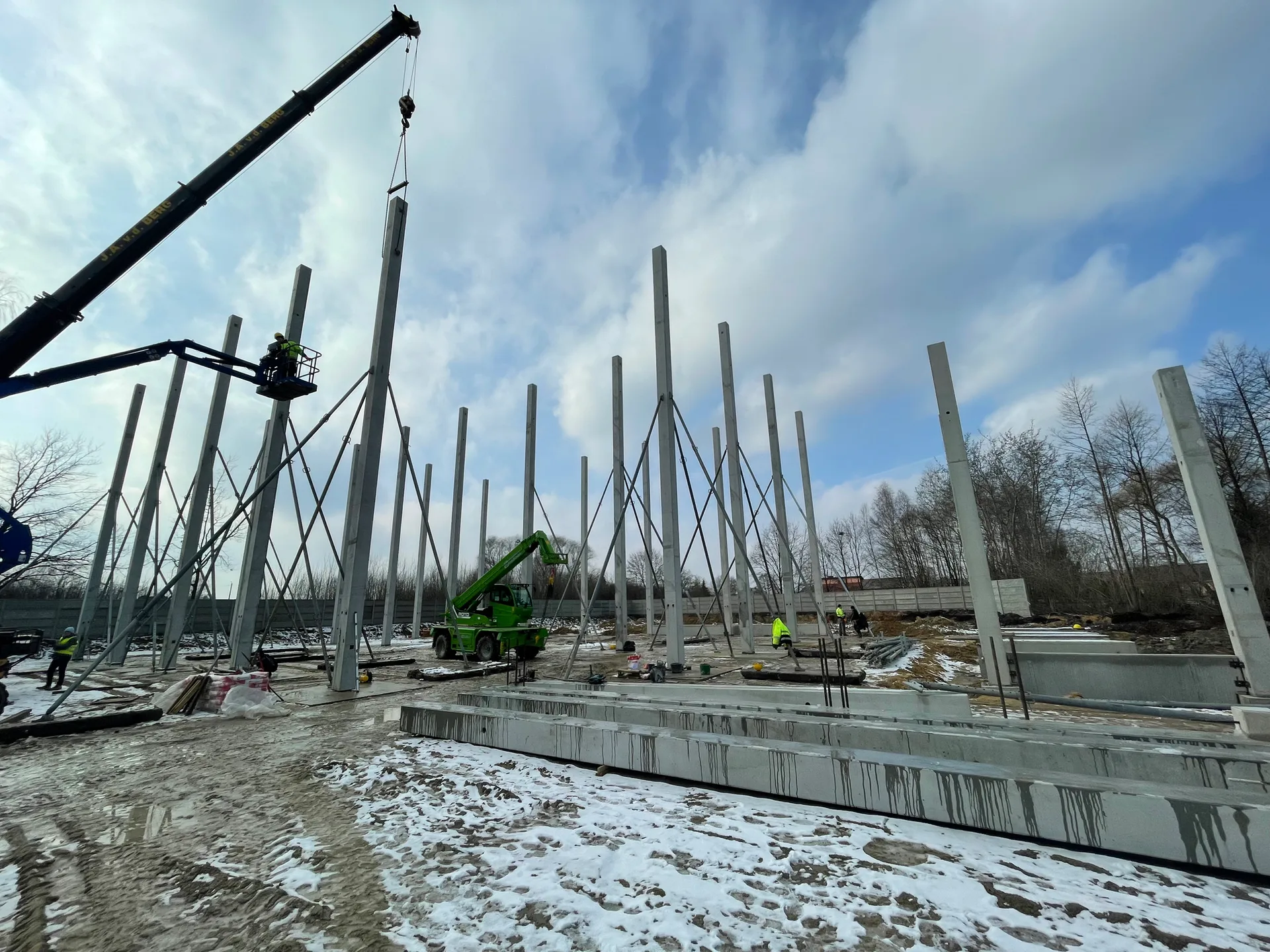 Zakład produkcyjny Sante w Sobolewie ze stalową konstrukcją dachu