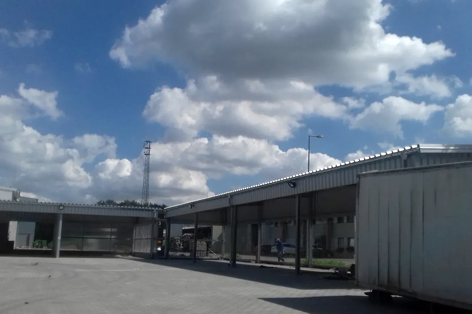 Stalowa wiata magazynowa w Suchożebrach, widok od strony placu